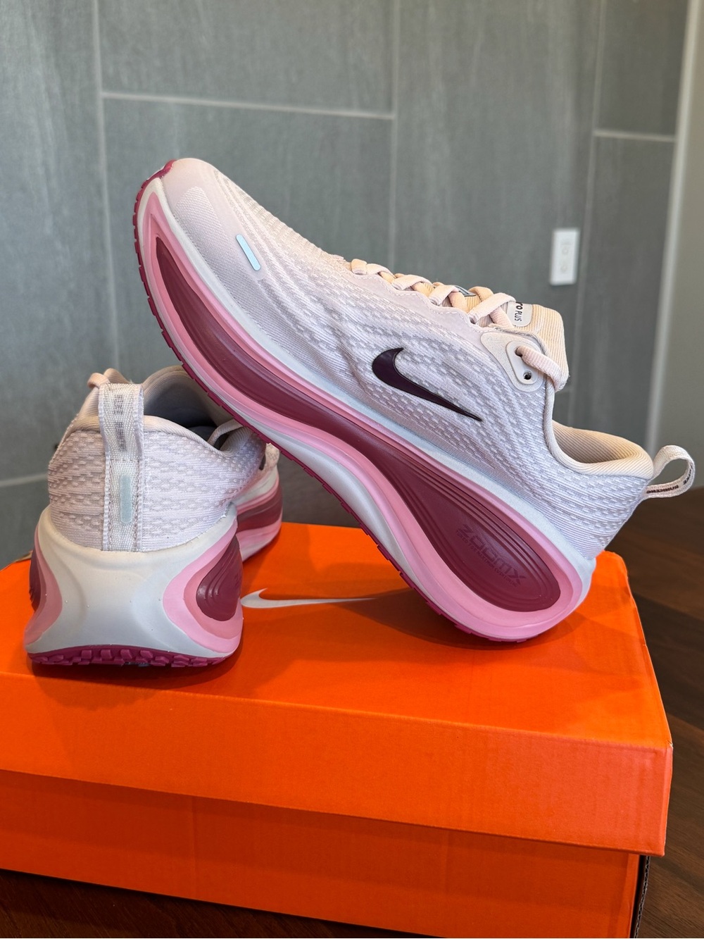 Women’s Nike Vomero Plus - Picture 2 of 5